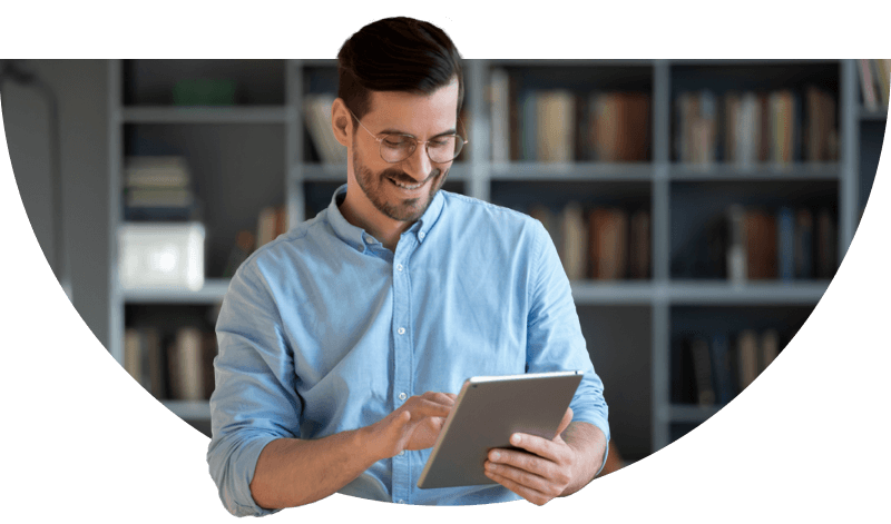 Emprendedor usando la app de Odoo en una tablet Emprendedor usando la app de Odoo en una tablet