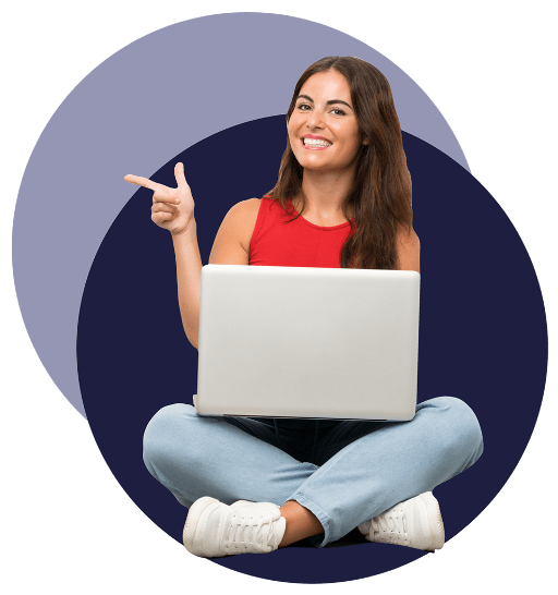 Emprendedora usando Odoo en su computadora